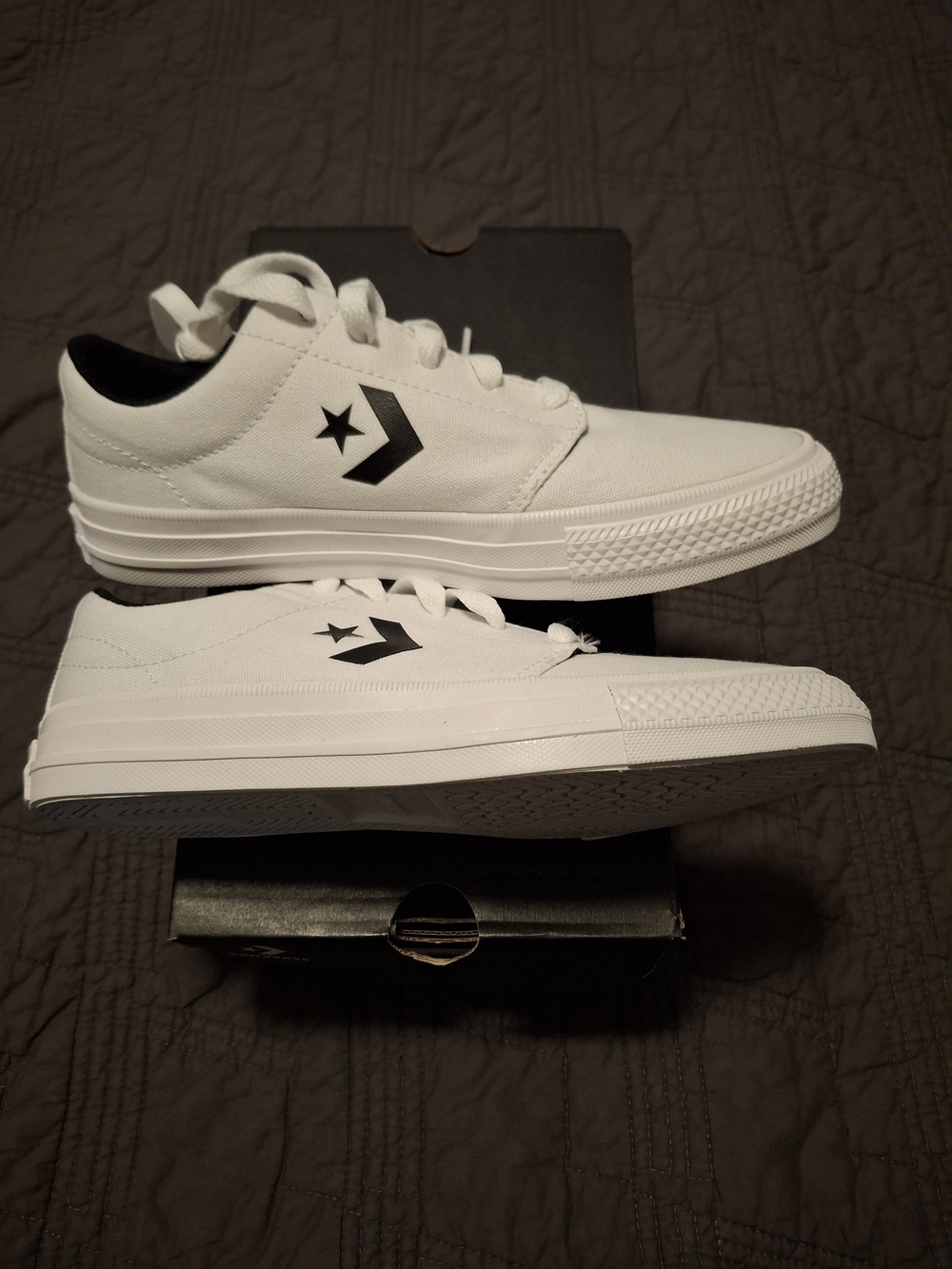 Converse White Low-Top Canvas Sneakers with Black Star Chevron Mens 4 Womens 5.5